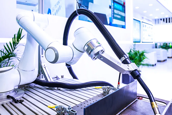 结合米兰·(milan)中国EC66协作机器人,了解工业焊接机器人的需求